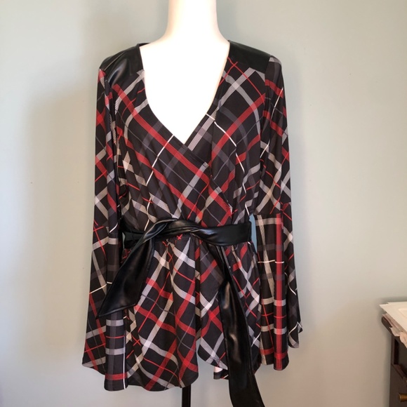 VENUS Mixed Media Wrap-Look Top NWOT 1X - Picture 2 of 10